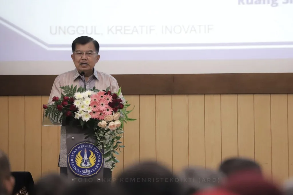Wakil Presiden Jusuf Kalla mengatakan pengembangan pendidikan Indonesia harus berbasis masa depan